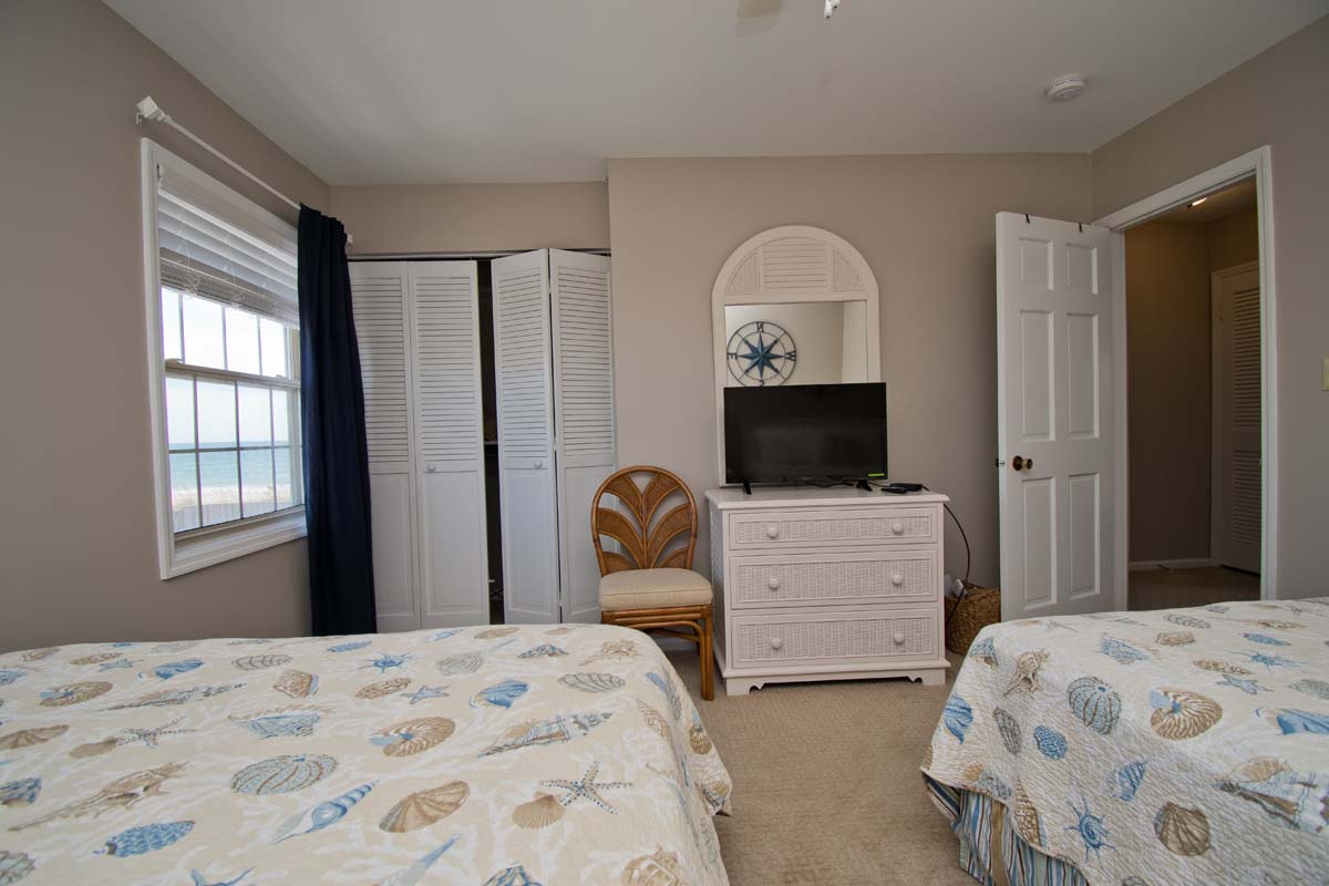 Bedroom with Queens have Oceanview