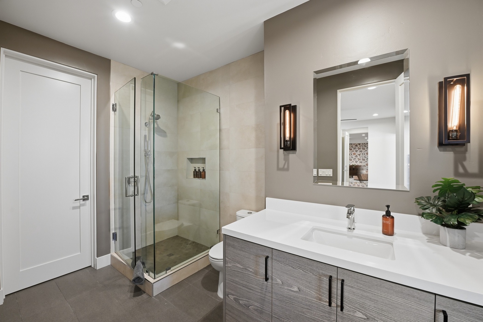 Guest Suite 3 en suite bathroom