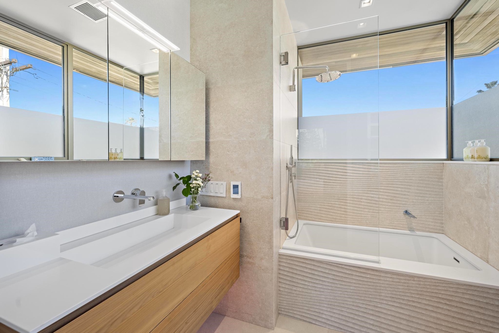 Garden Suite bathroom with tub/shower