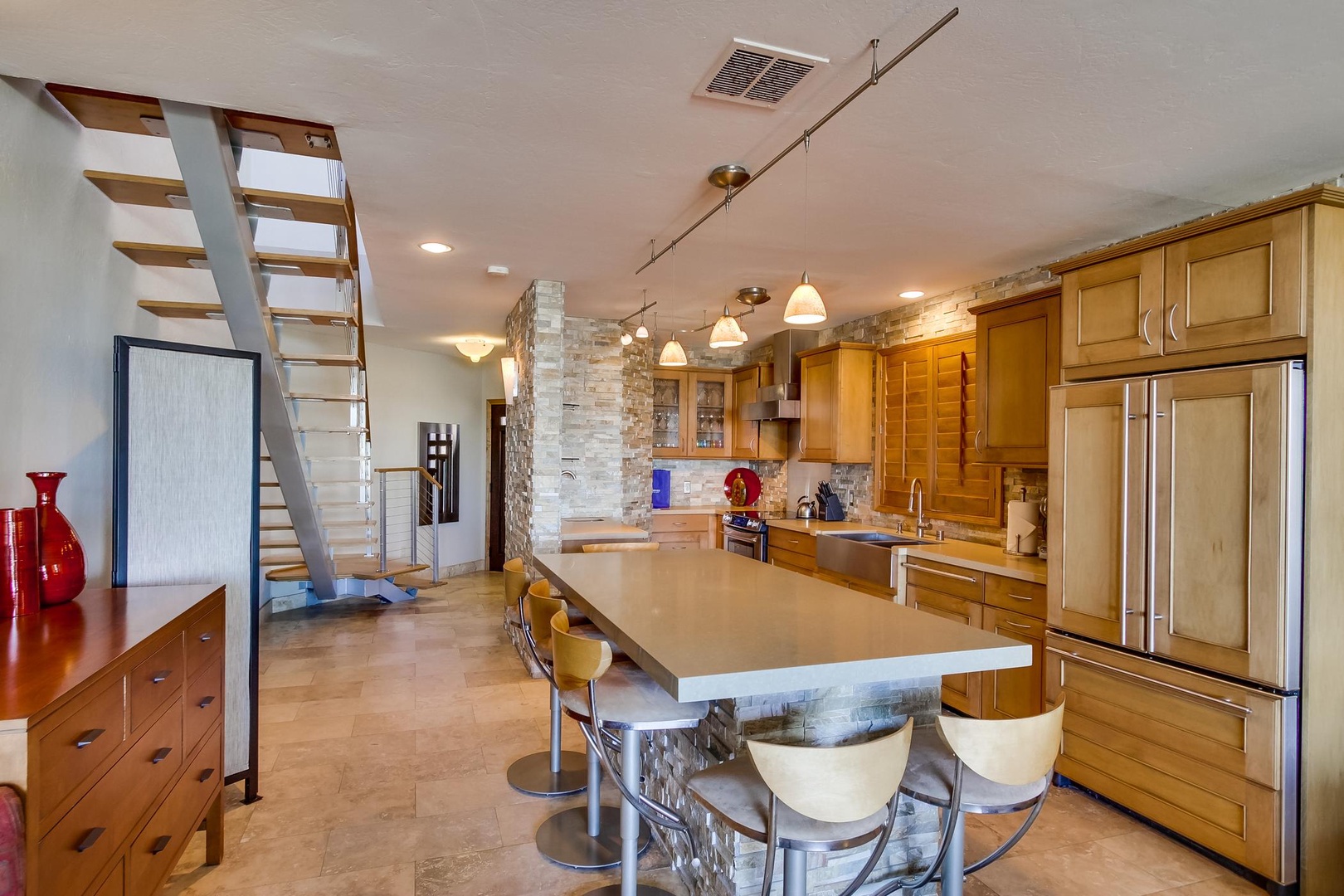 Breakfast bar with seating for 6