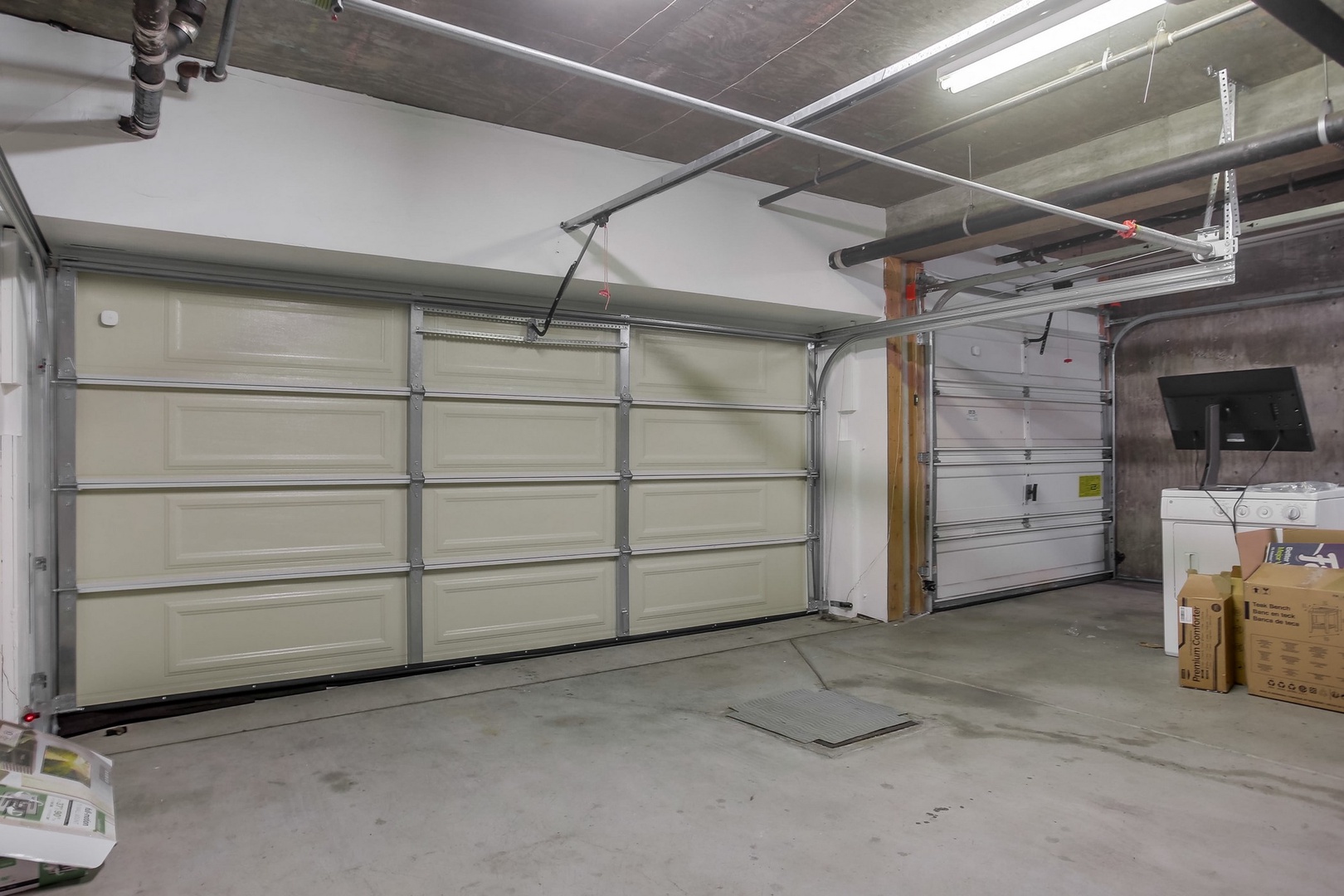 Garage with 2 spaces