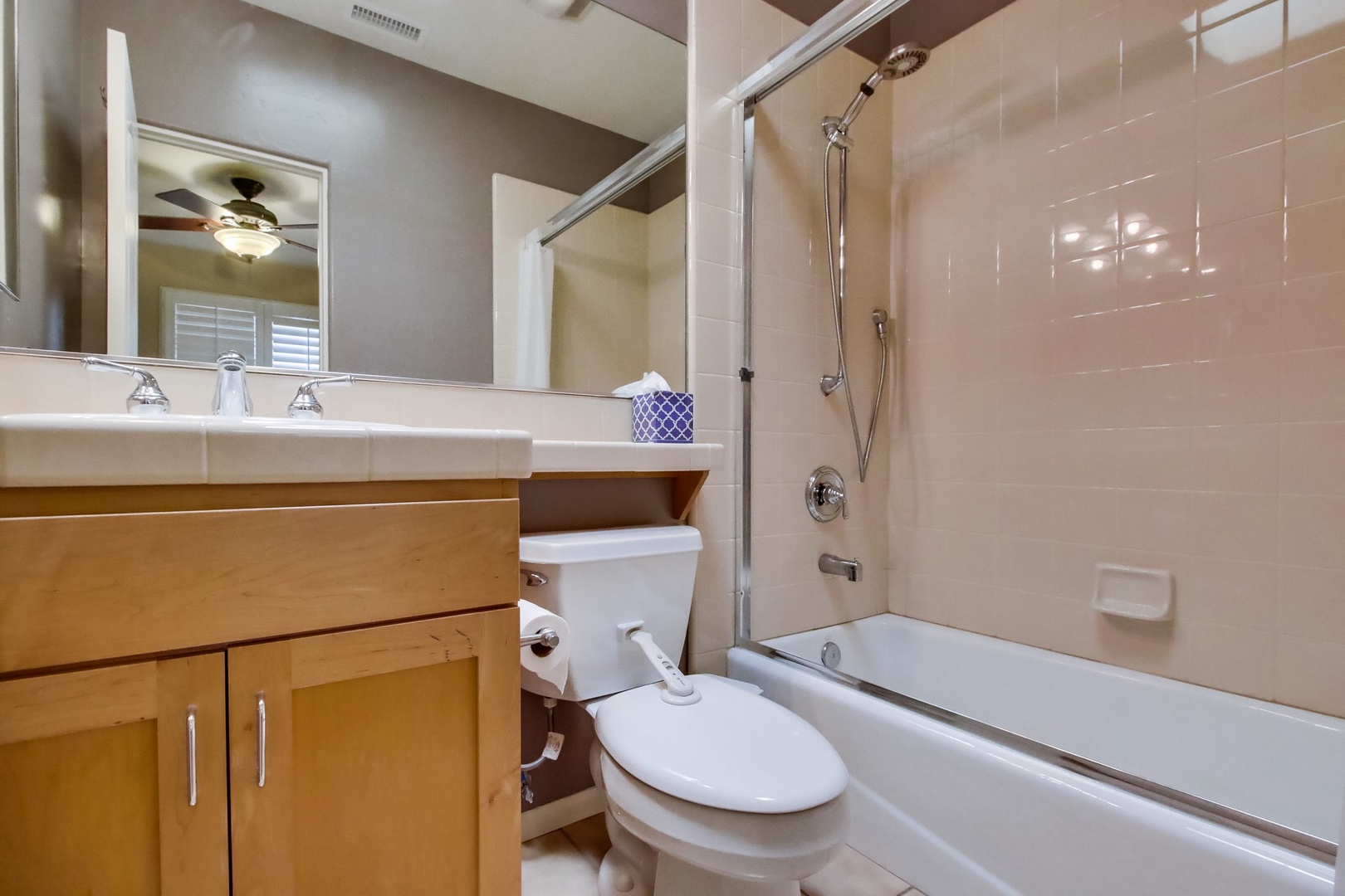 Bedroom 2 bathroom with shower/tub combo