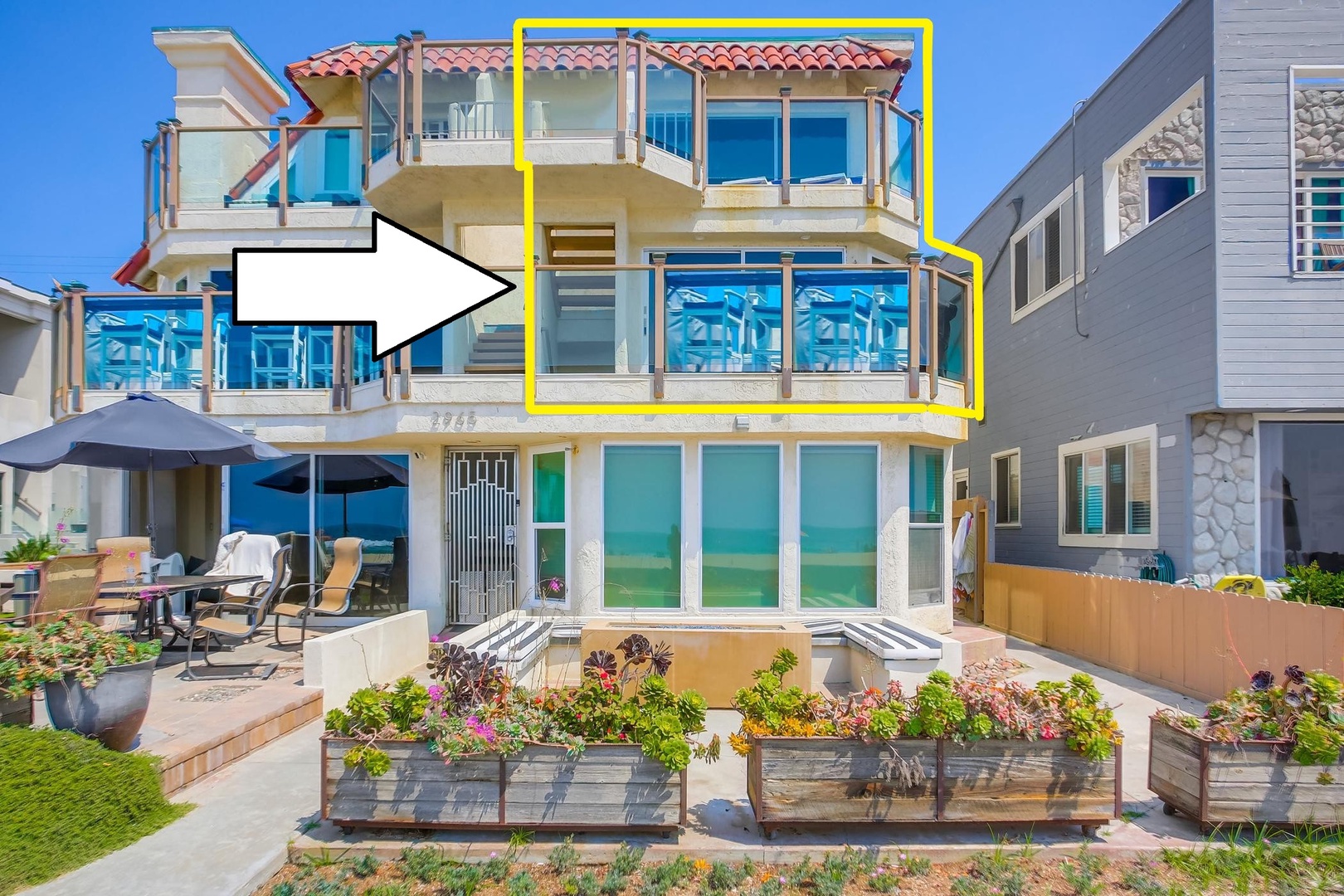 Living area on the 2nd level