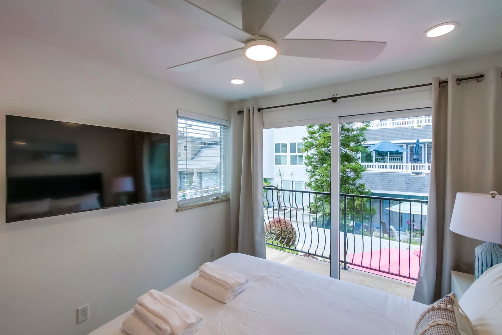 Guest bedroom 4 - TV and Juliette balcony