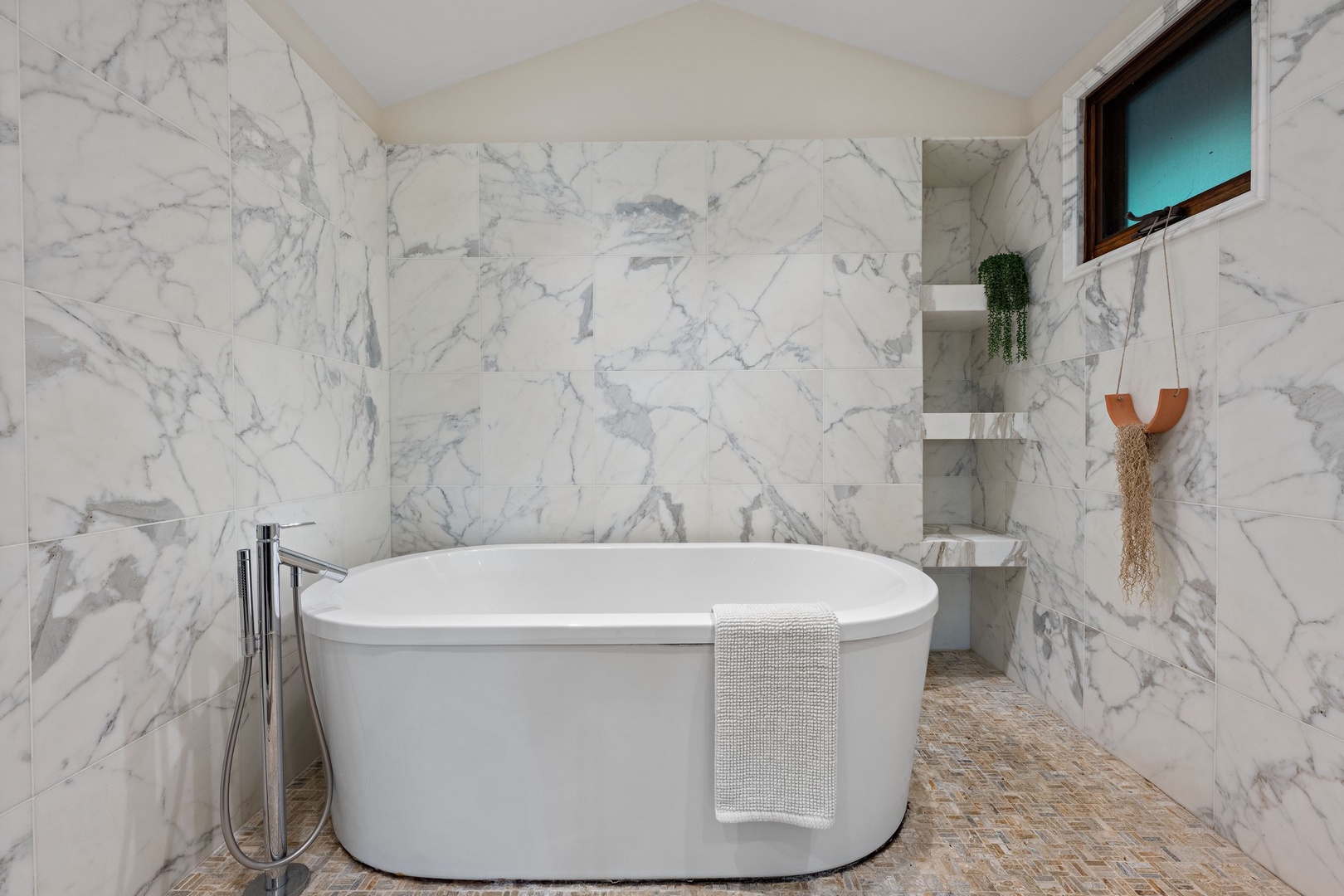 En suite deep soaking tub