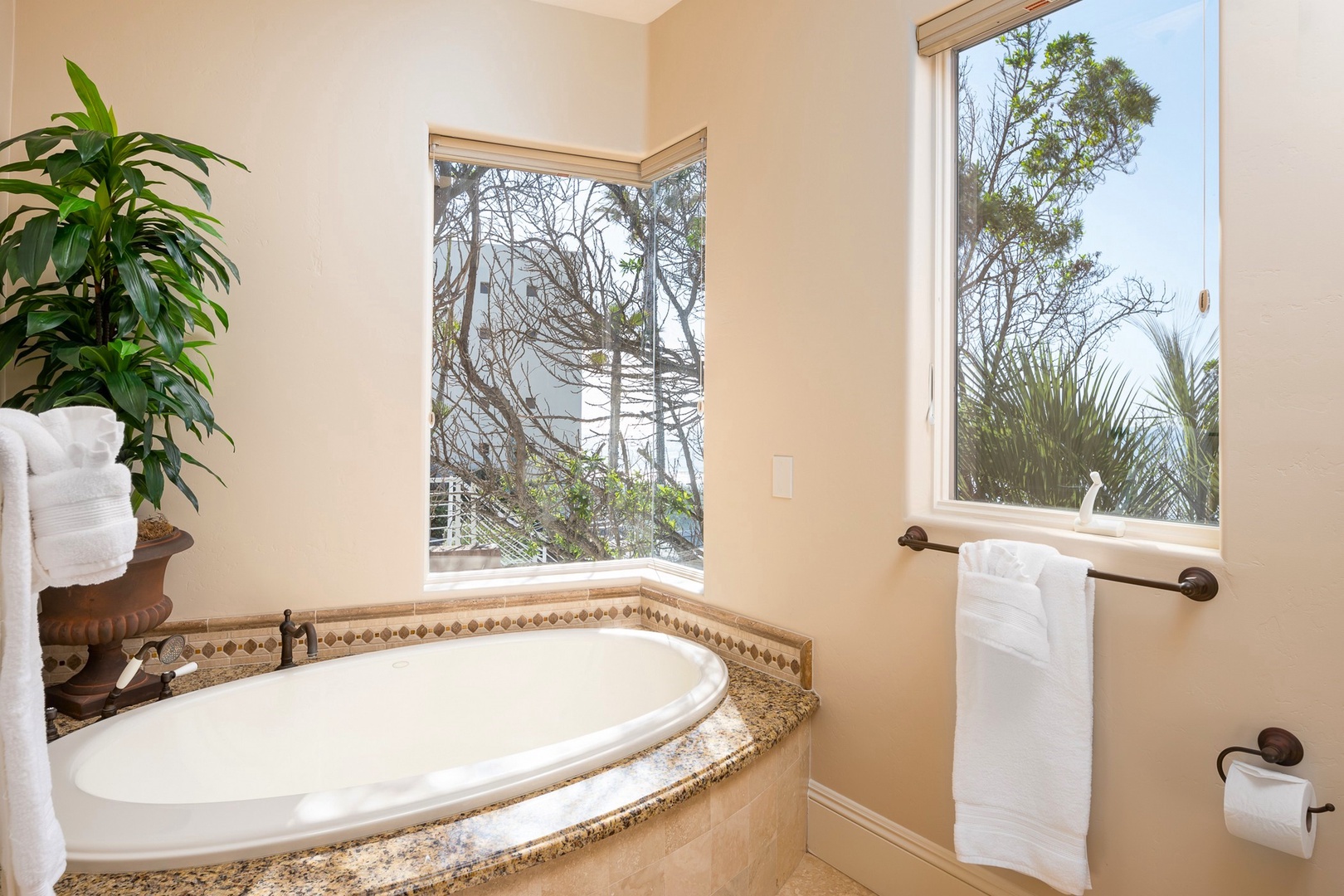 Primary en suite soaking tub