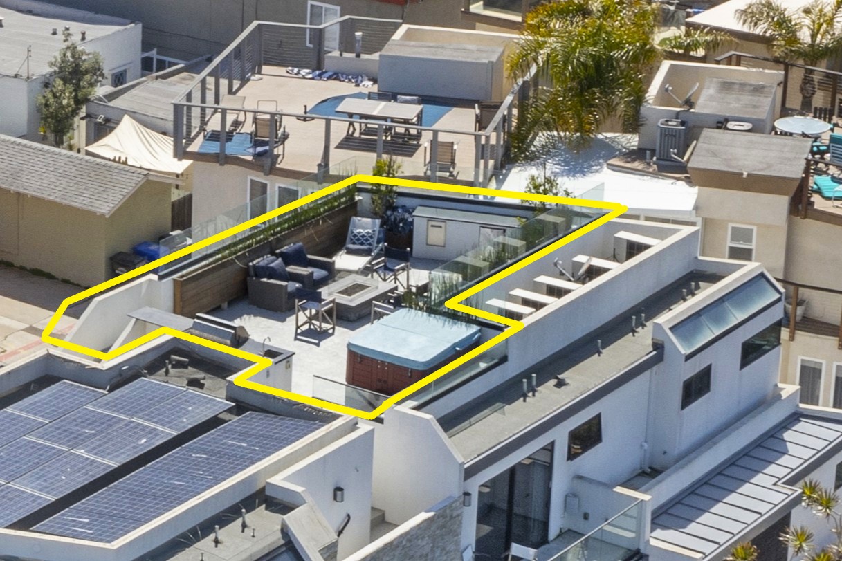 Rooftop deck with hot tub