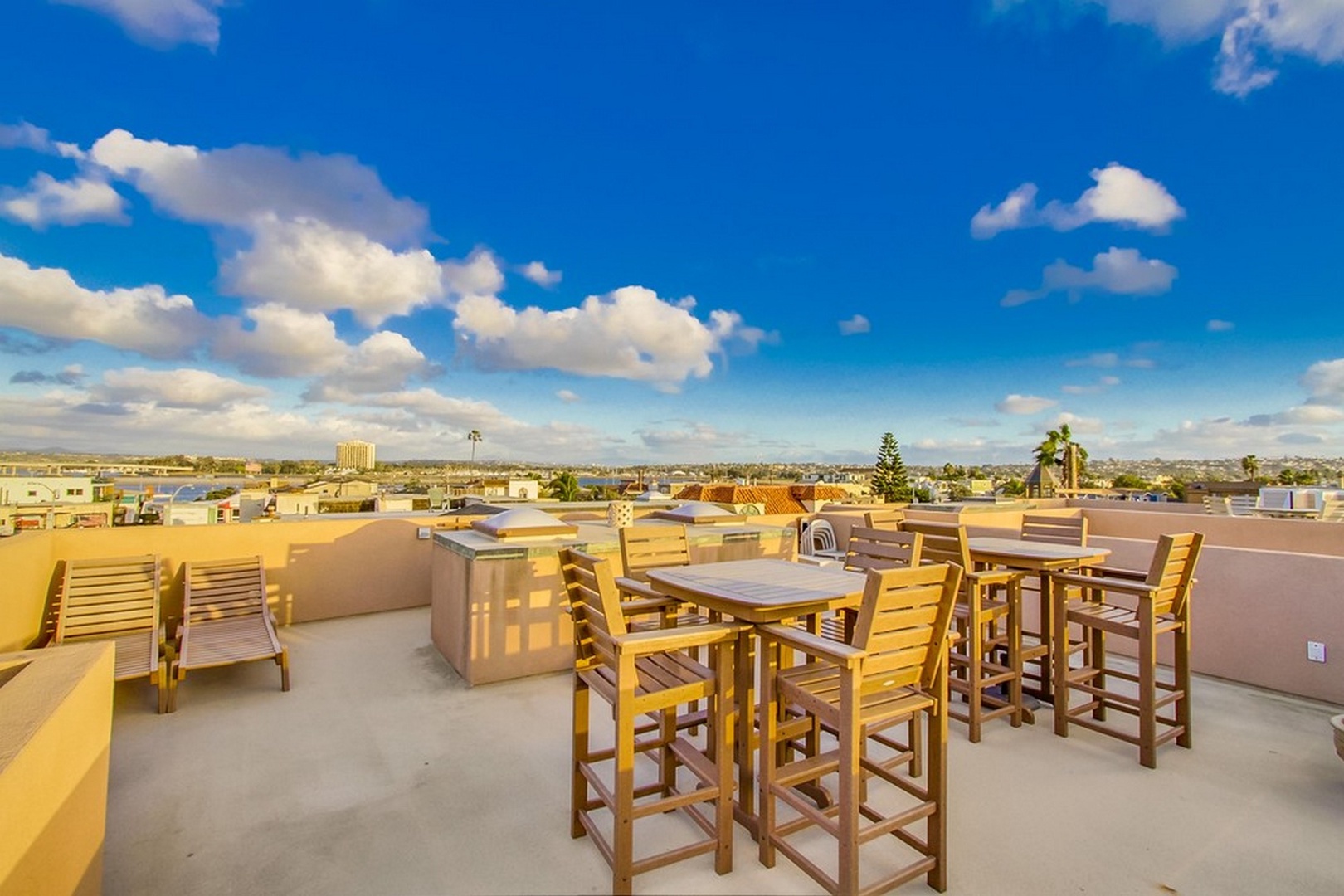 Rooftop deck 360-degree views