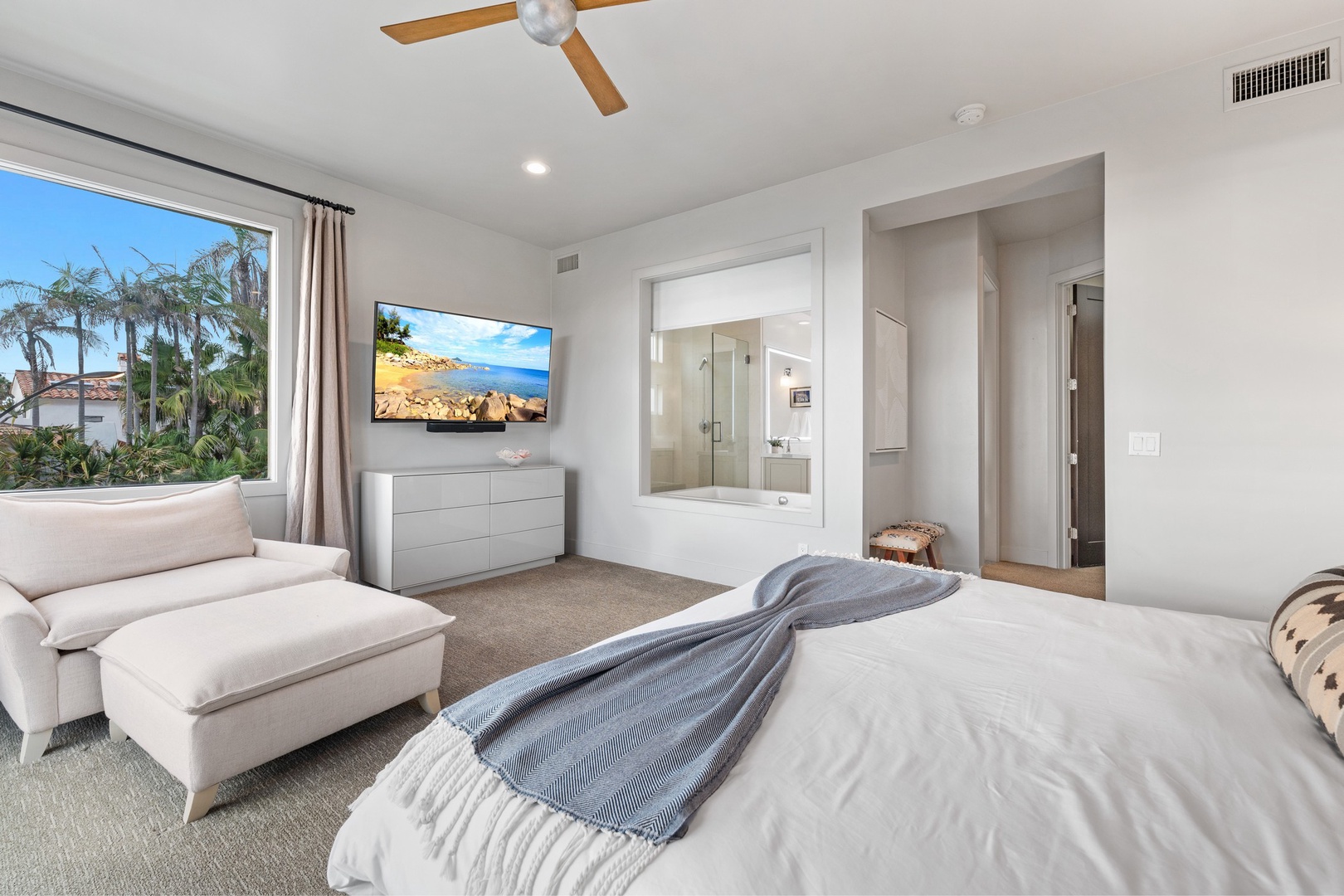 Ceiling fan, TV and en-suite bathroom