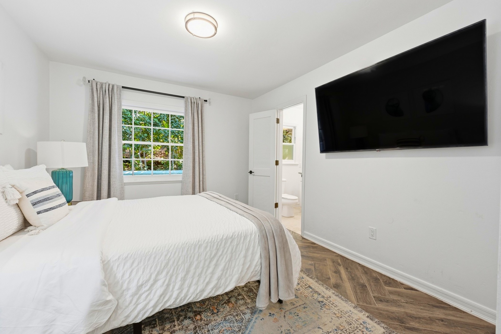 Guest Bedroom 5 with en-suite bath