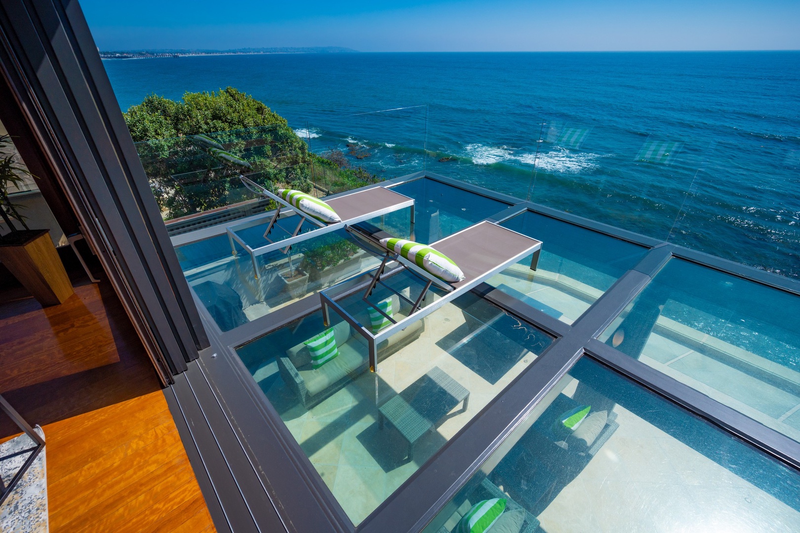 Bullet-proof-grade glass terrace