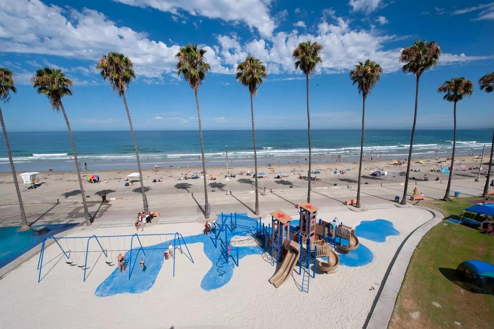 A beachfront park and playground is a block away