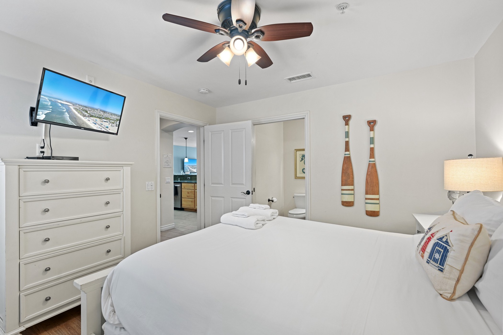 Ceiling fan, TV and en suite bathroom