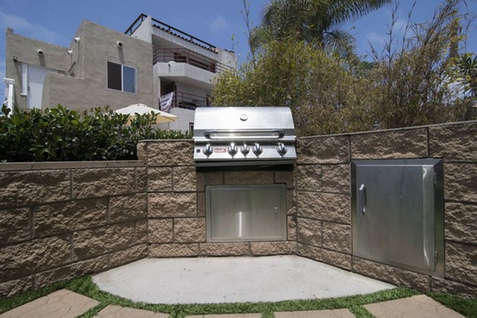 Built-in gas BBQ grill