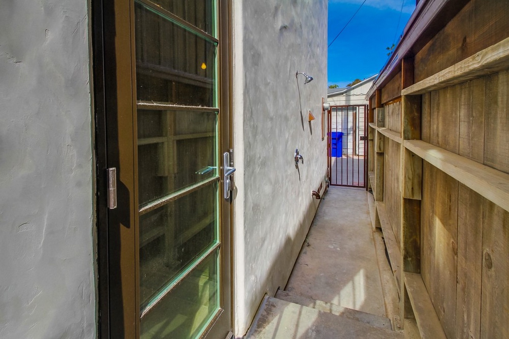 Access to the alley or patio