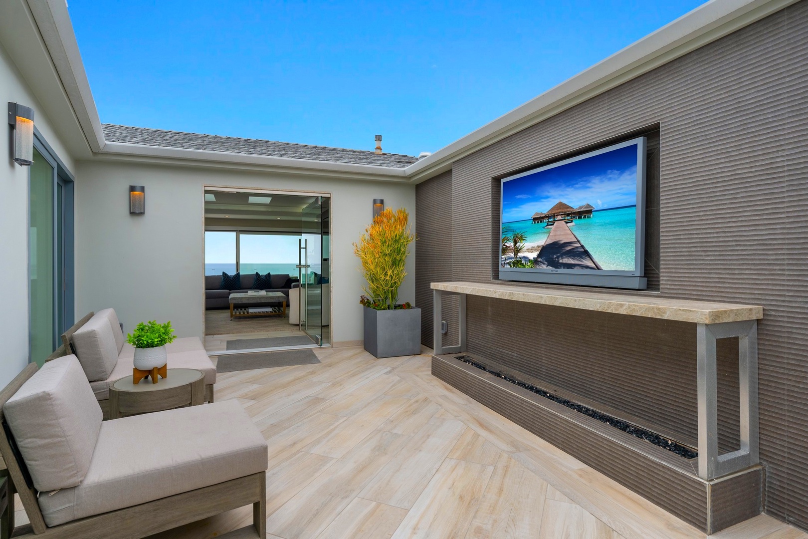 Courtyard with fireplace and TV