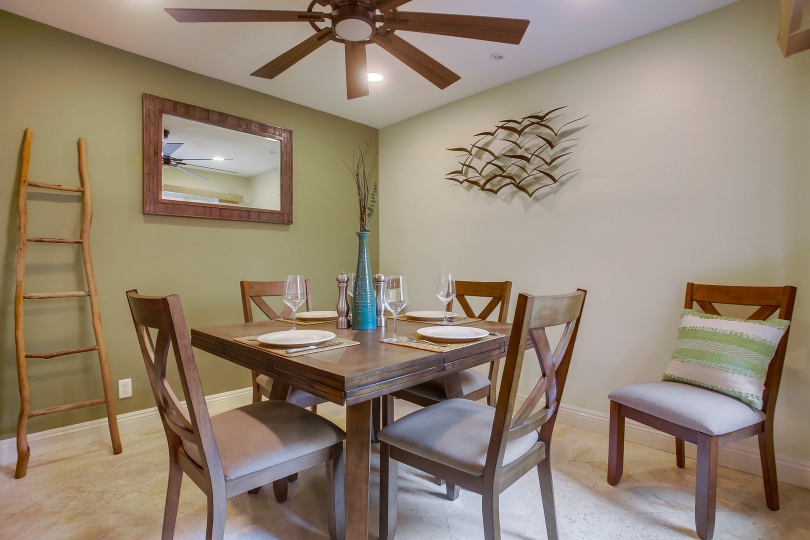 Dining area for six (with leaf)