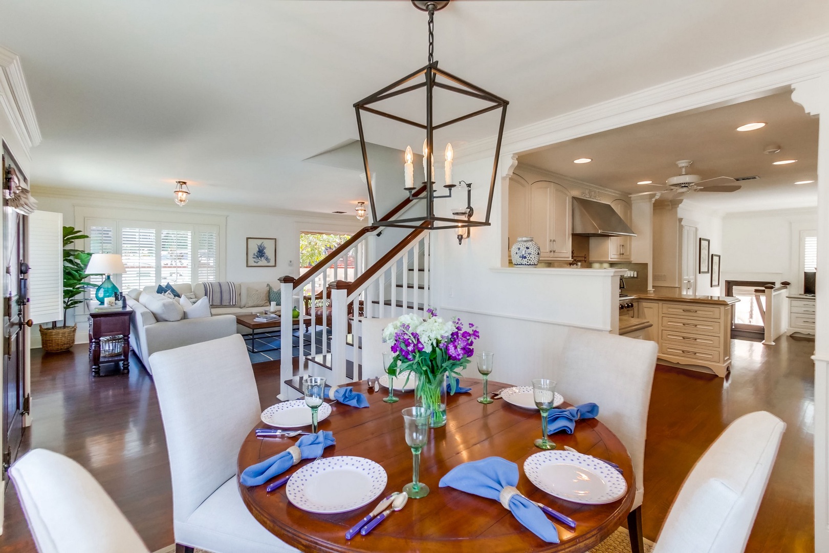 Dining nook adjacent to living room