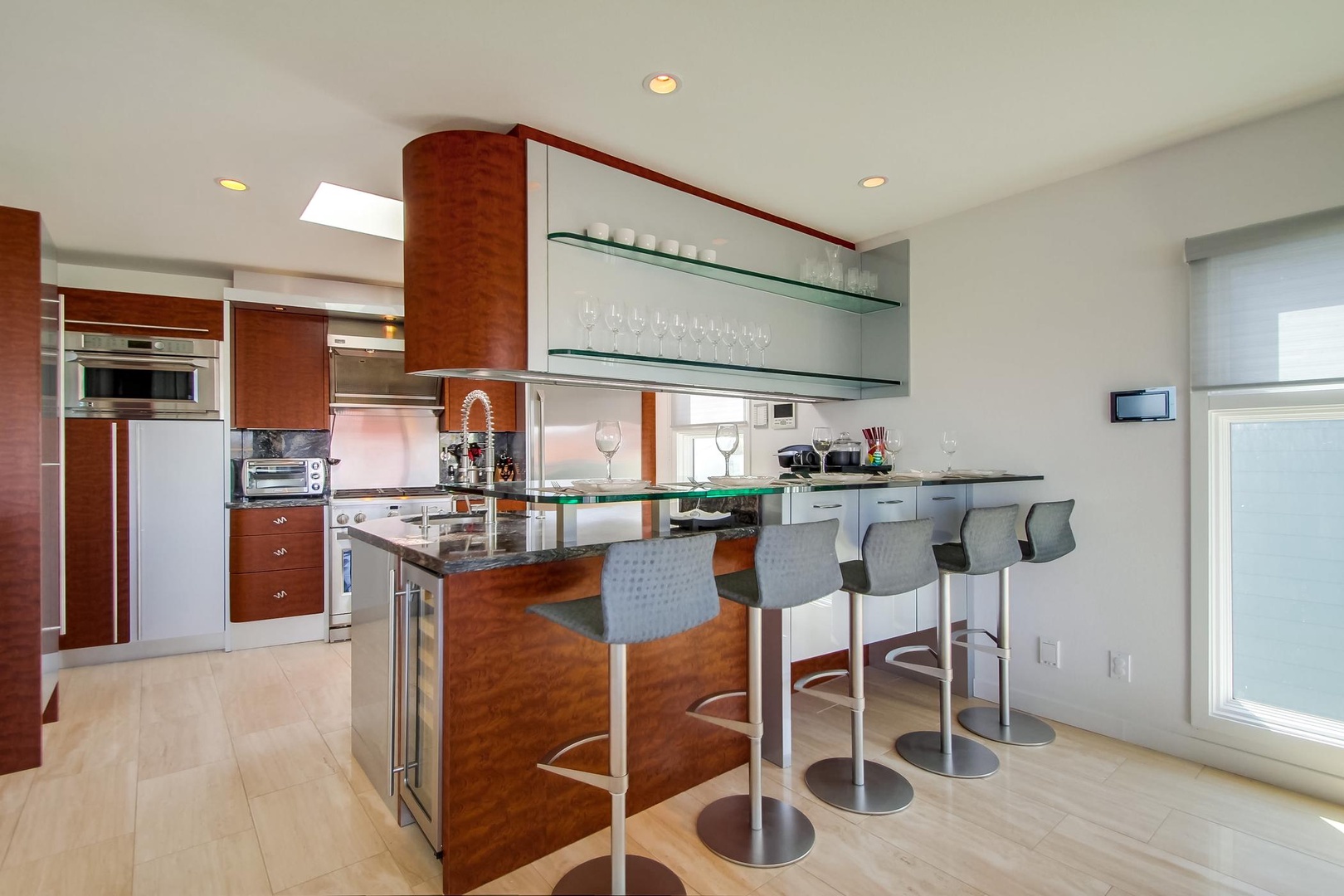 Glass bar-top with 5 bar stools