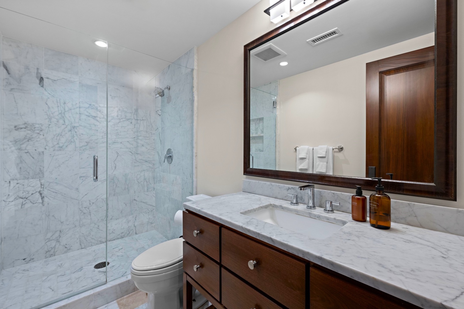 Guest room 3 with en-suite bath