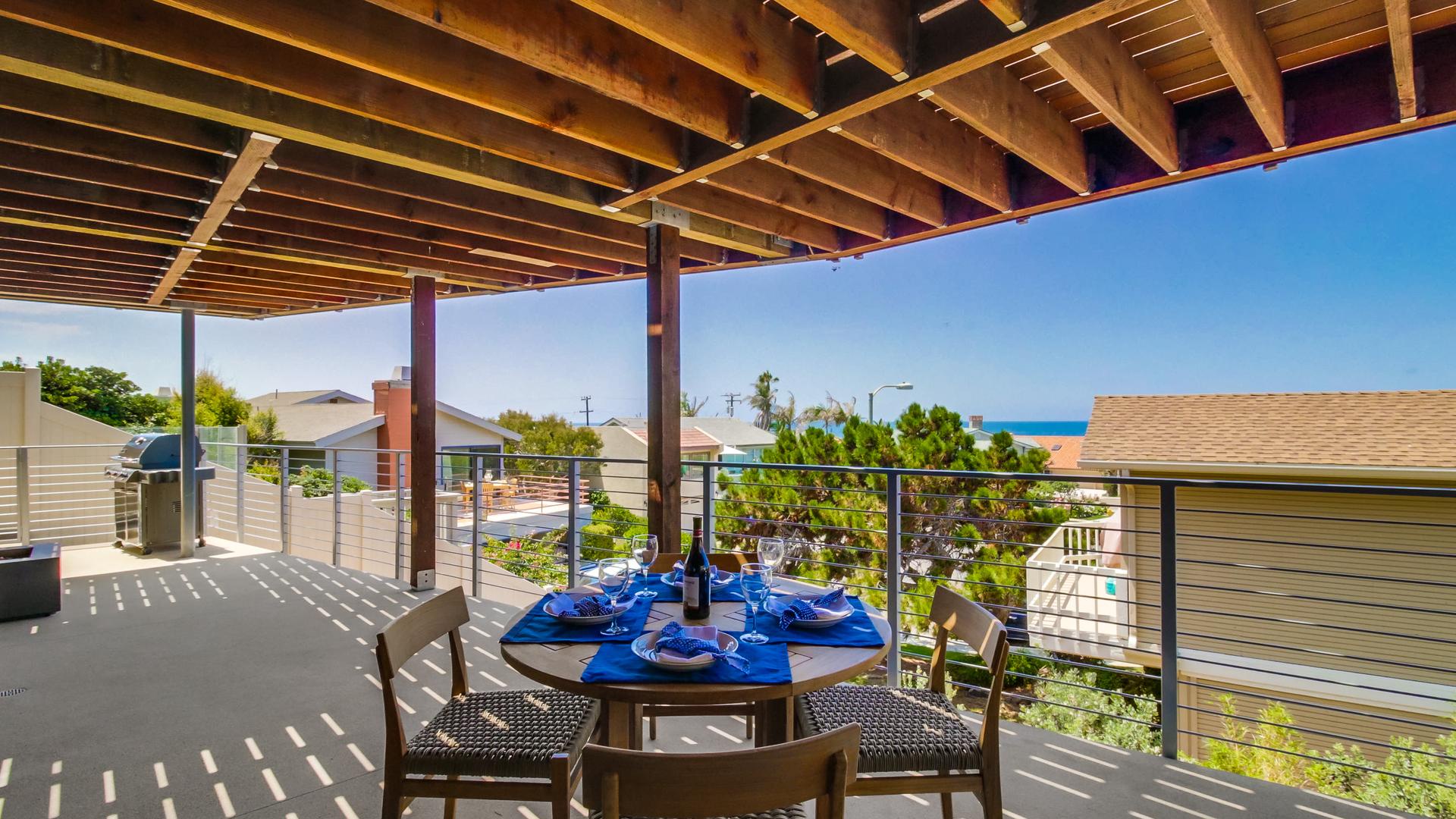 Outdoor dining on the view deck