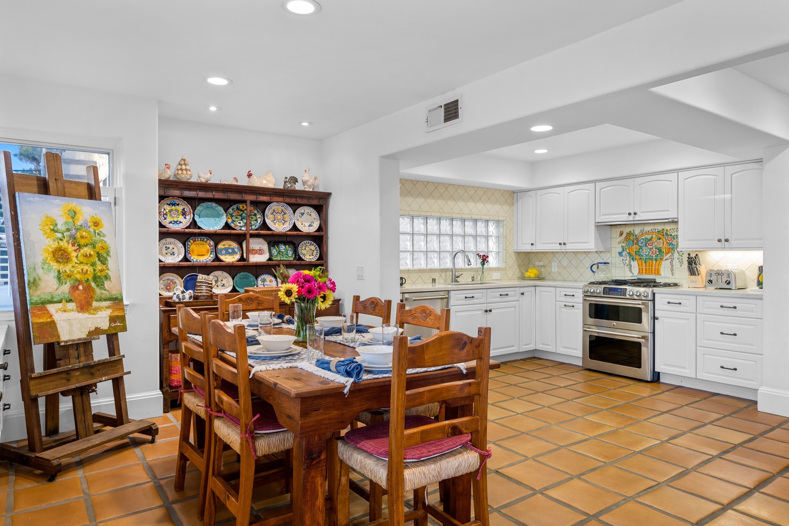 Dining room towards the kitchen