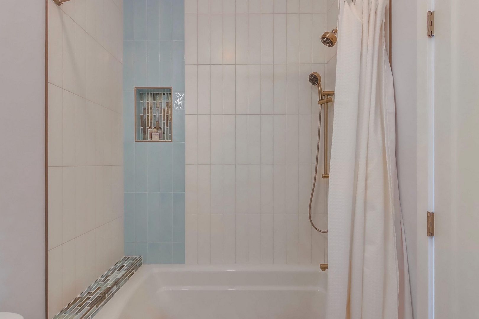 Tub/shower in bedroom 1 en-suite bath
