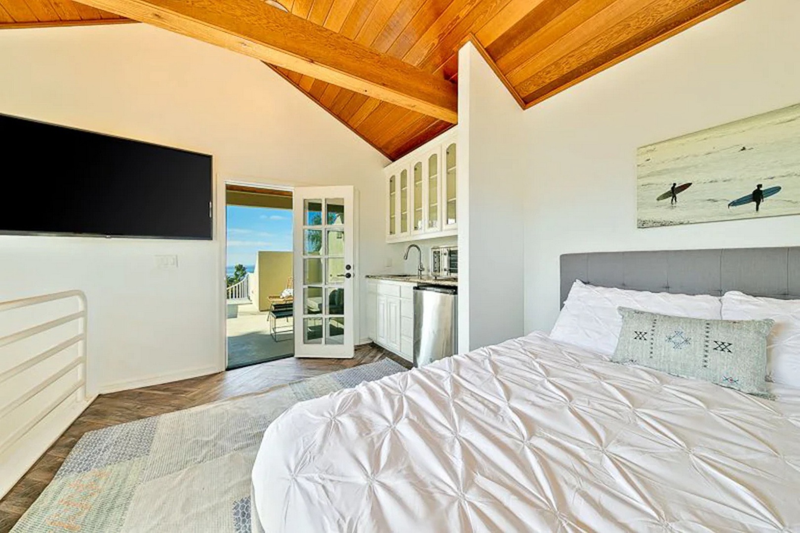 Loft room with wet bar