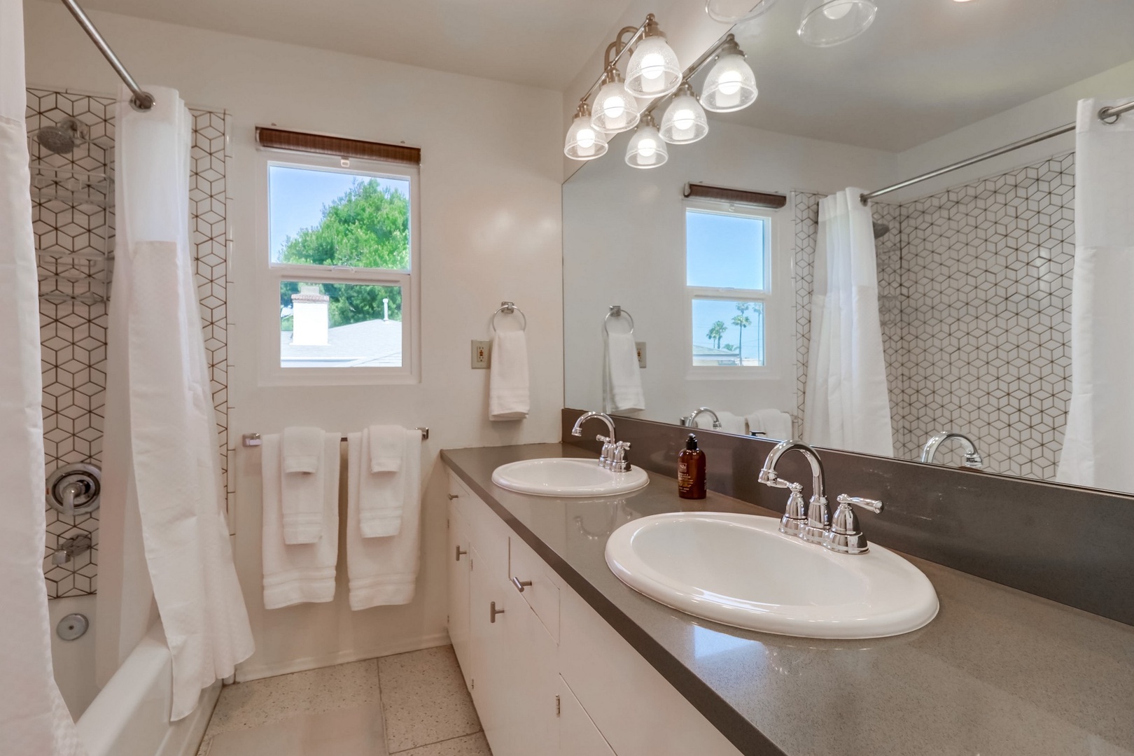 Hall bathroom with tub/shower