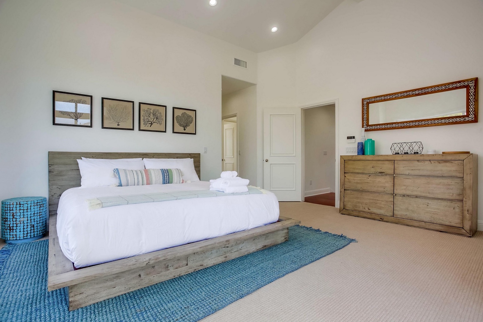 King size bed (sleeps 2)