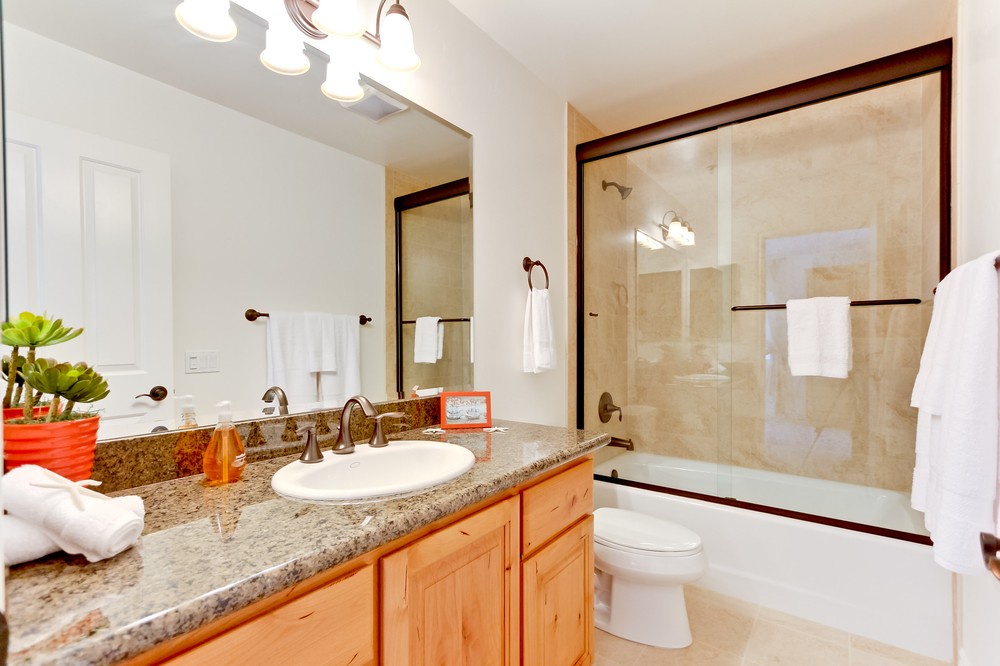 Upstairs hall bath with tub/shower