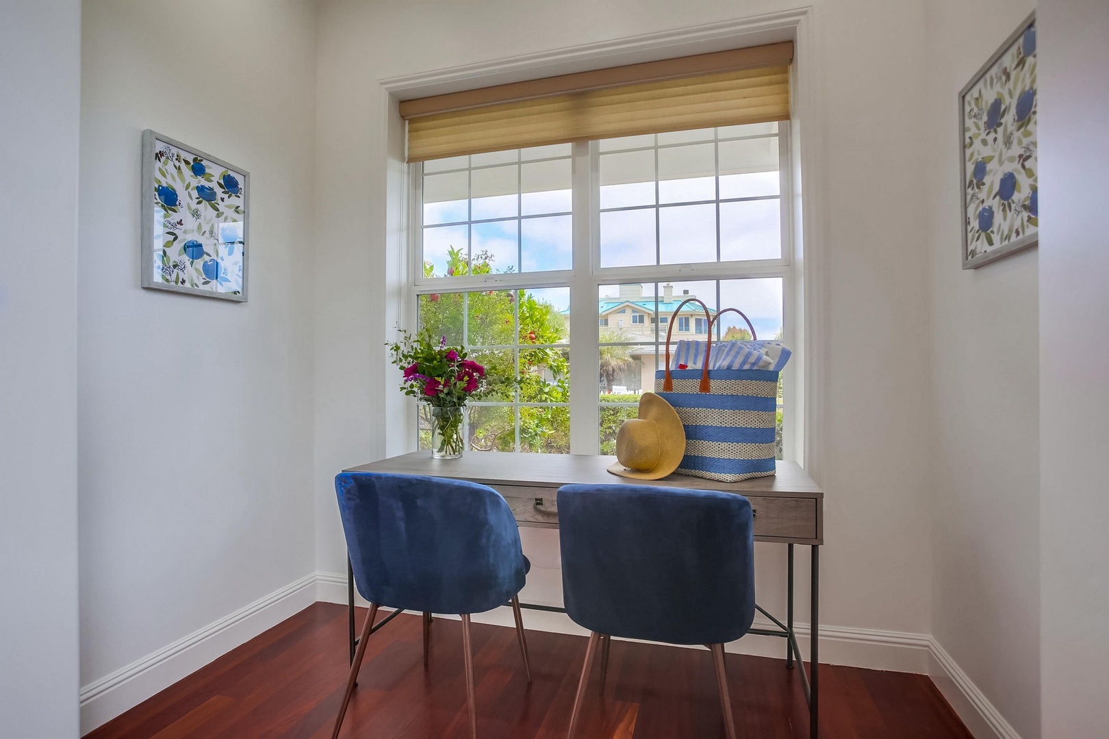 Writing desk nook