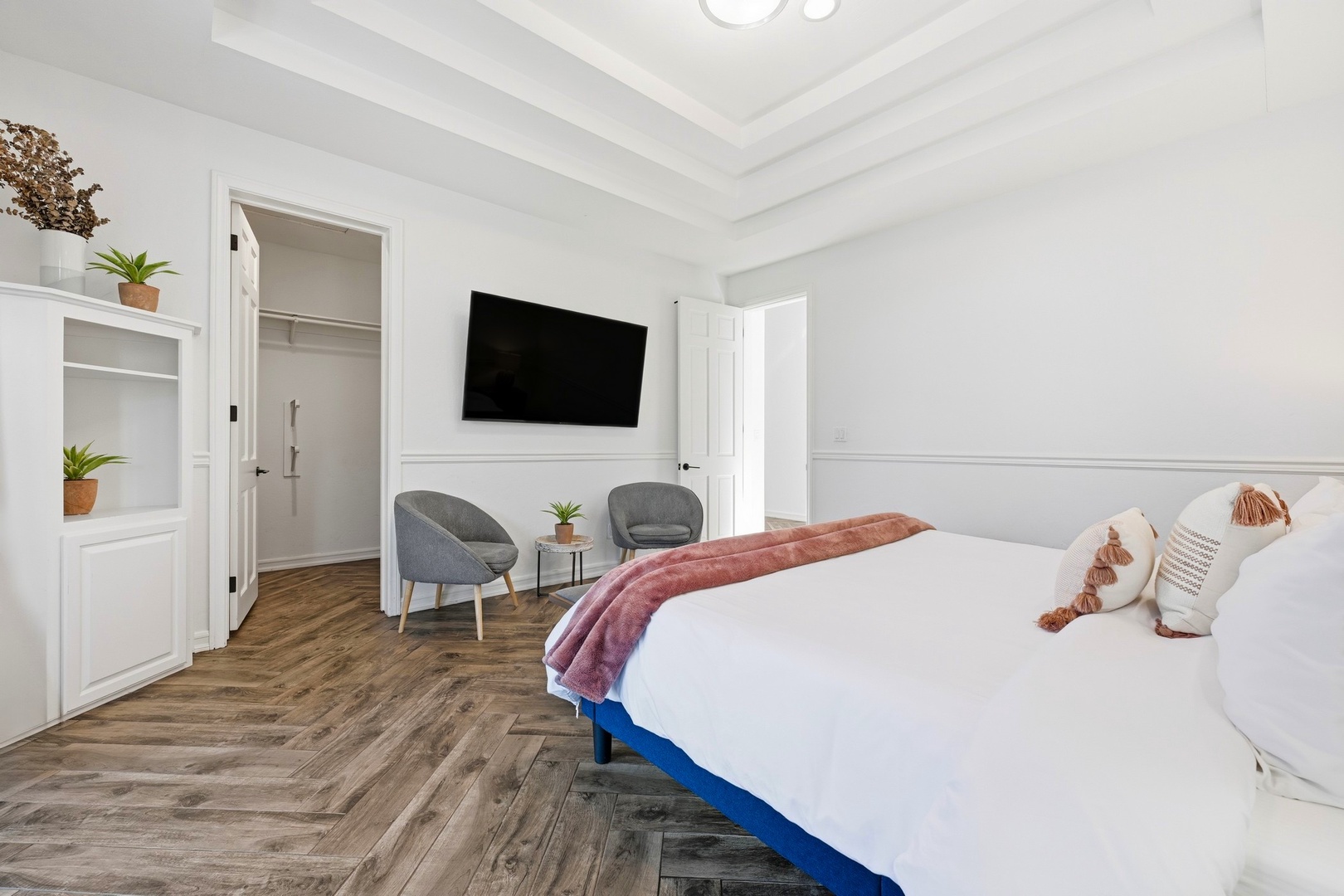 Guest Bedroom 6 - Queen bed & En-suite