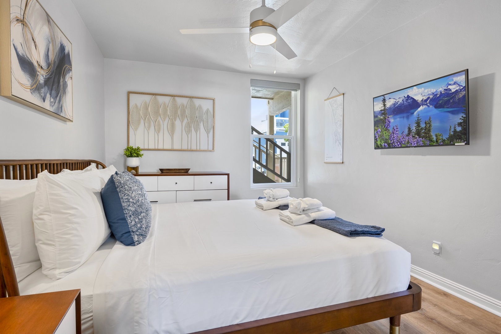 Guest room 2 with ceiling fan