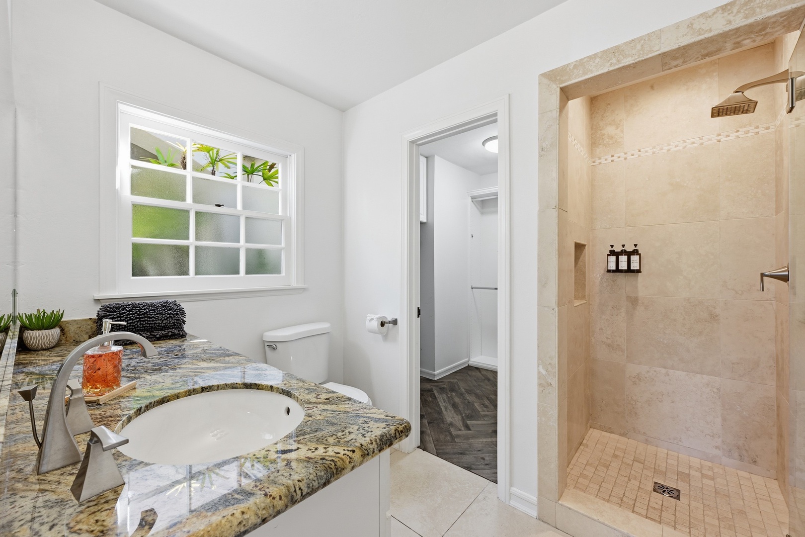 En suite bathroom with shower