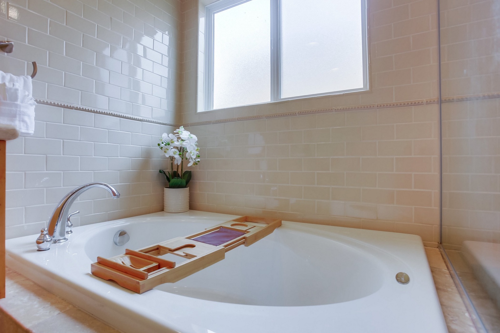 En suite bathroom with soaking tub