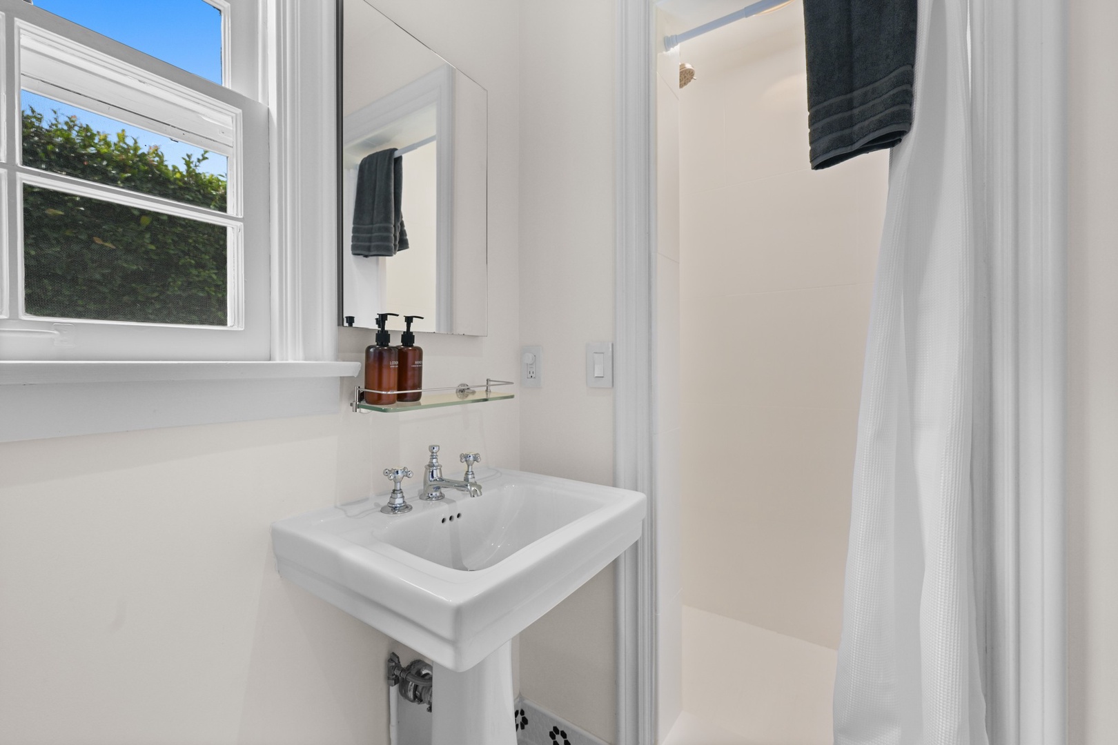 Guest room 4 en suite bath
