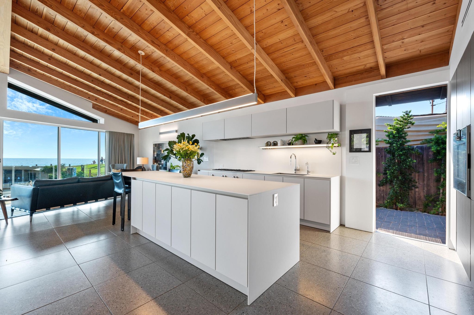 Crisp kitchen with built in luxe