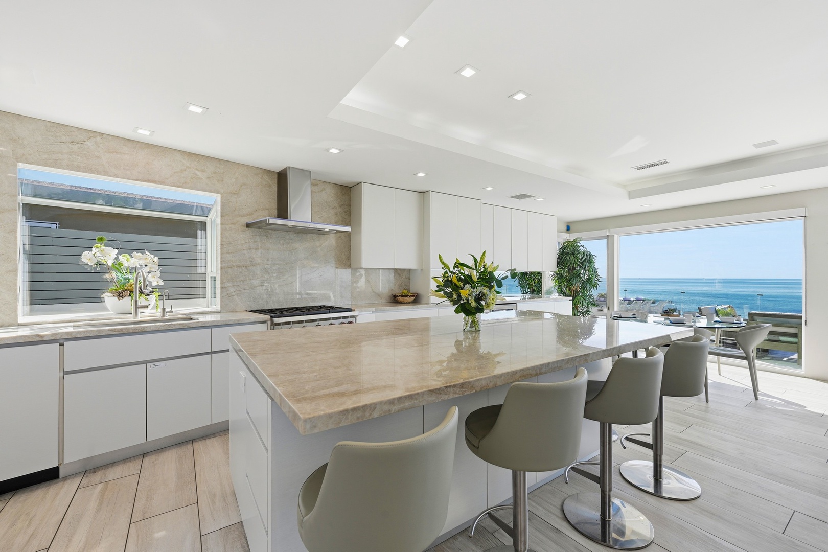 Ocean view breakfast bar