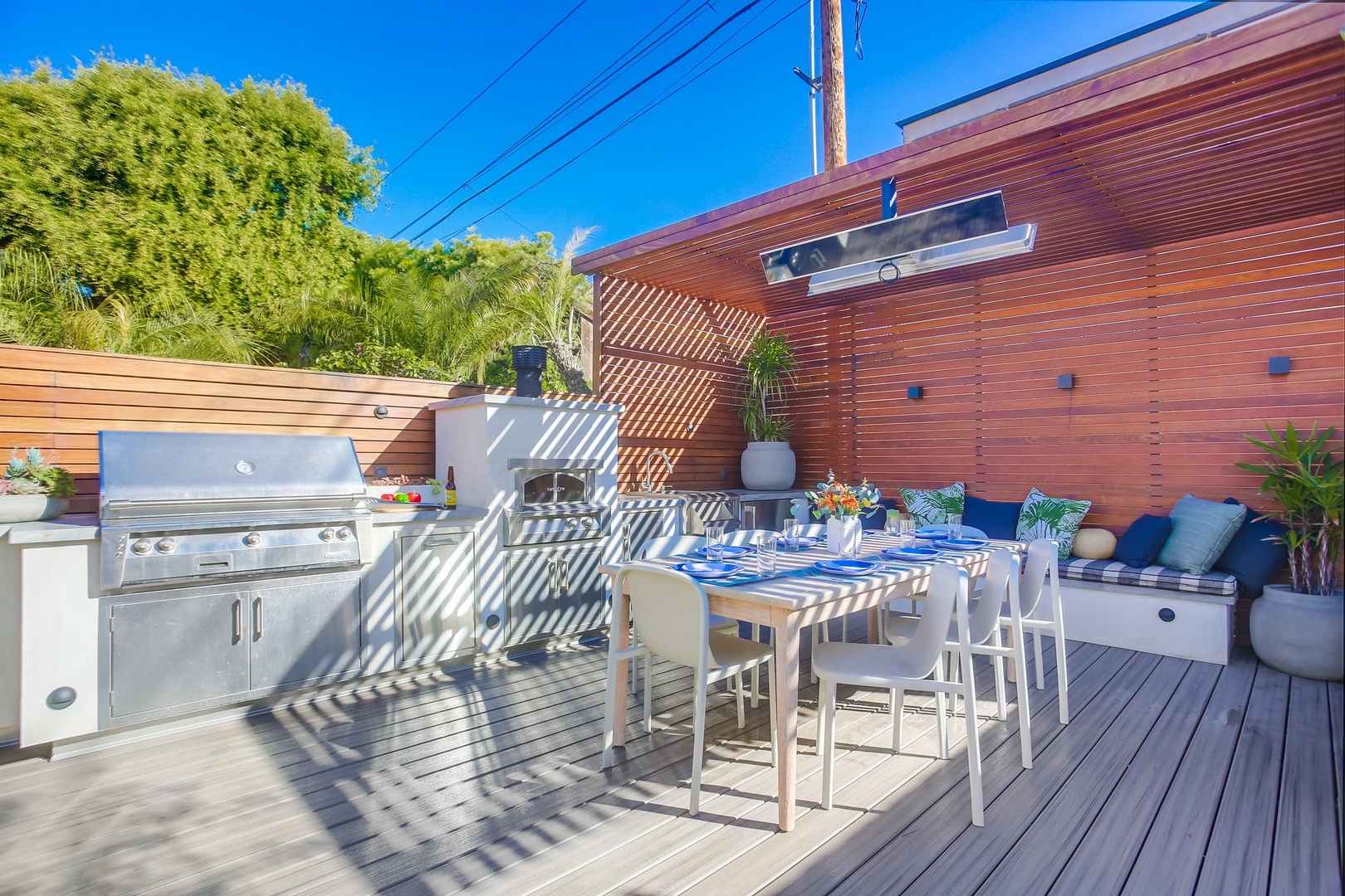 Full outdoor kitchen with pizza oven!