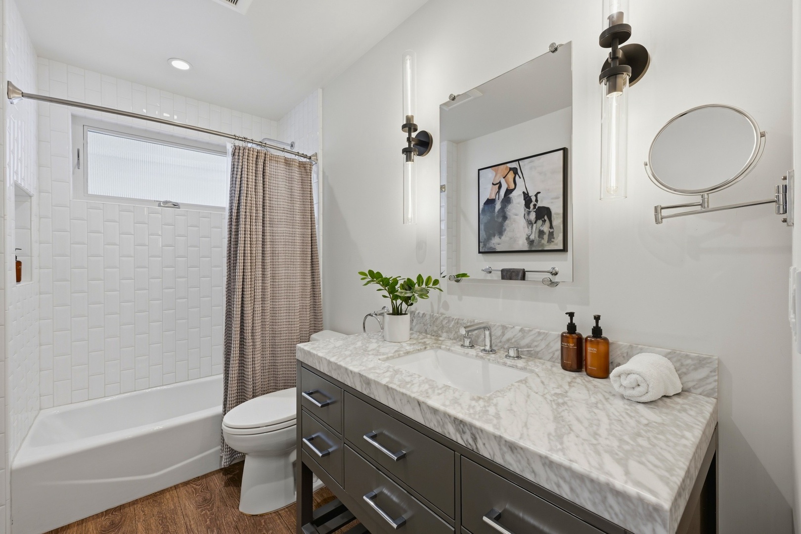 Hall bathroom with tub/shower
