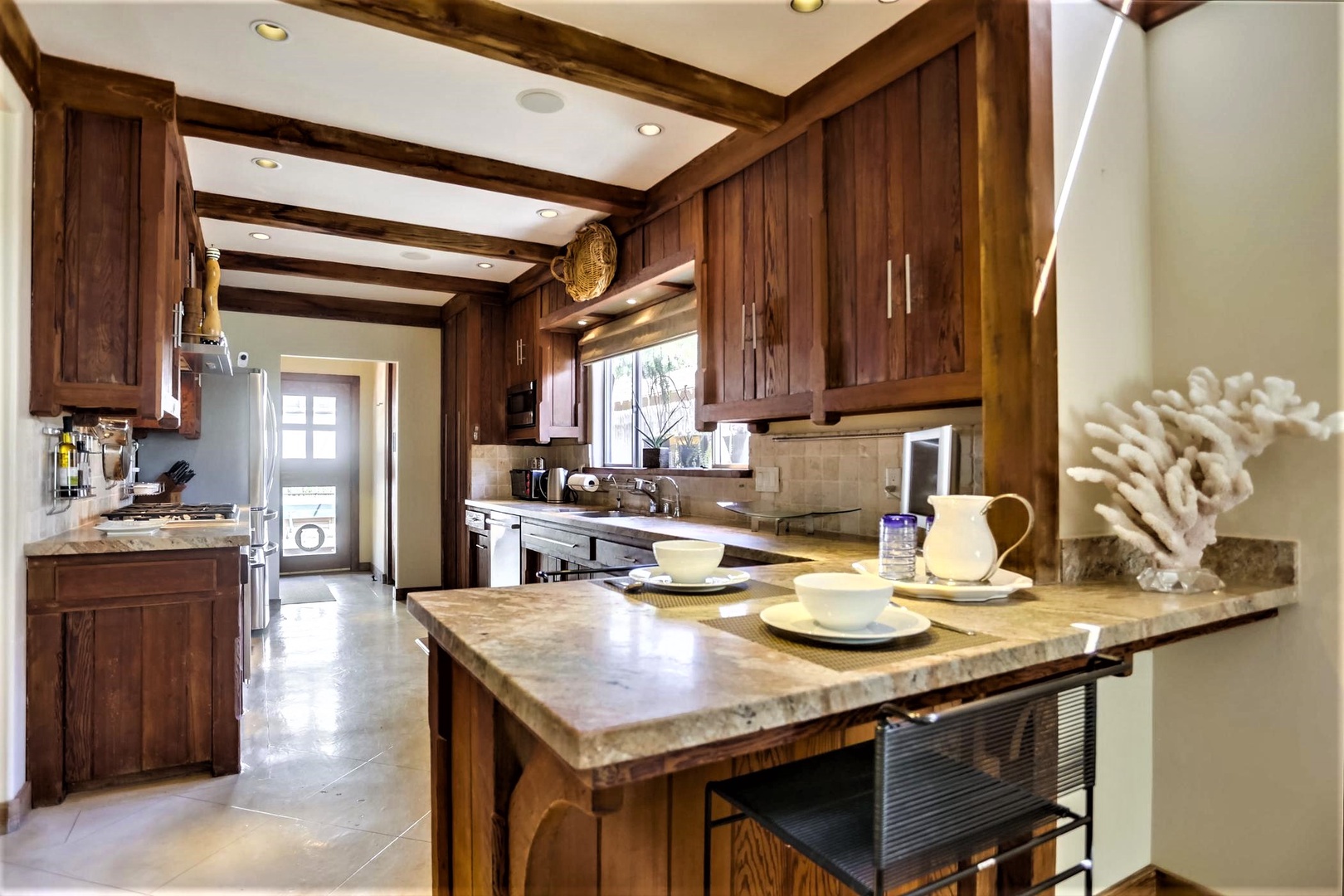 Full kitchen with breakfast bar