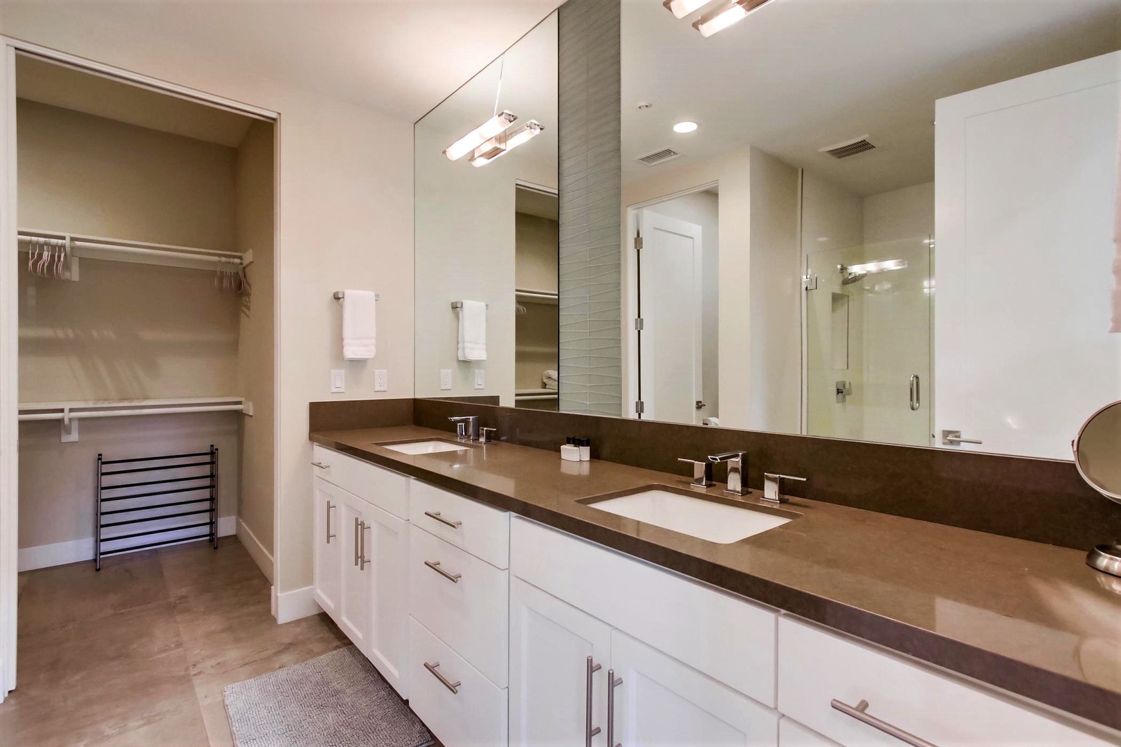 En suite bathroom with dual-sink vanity