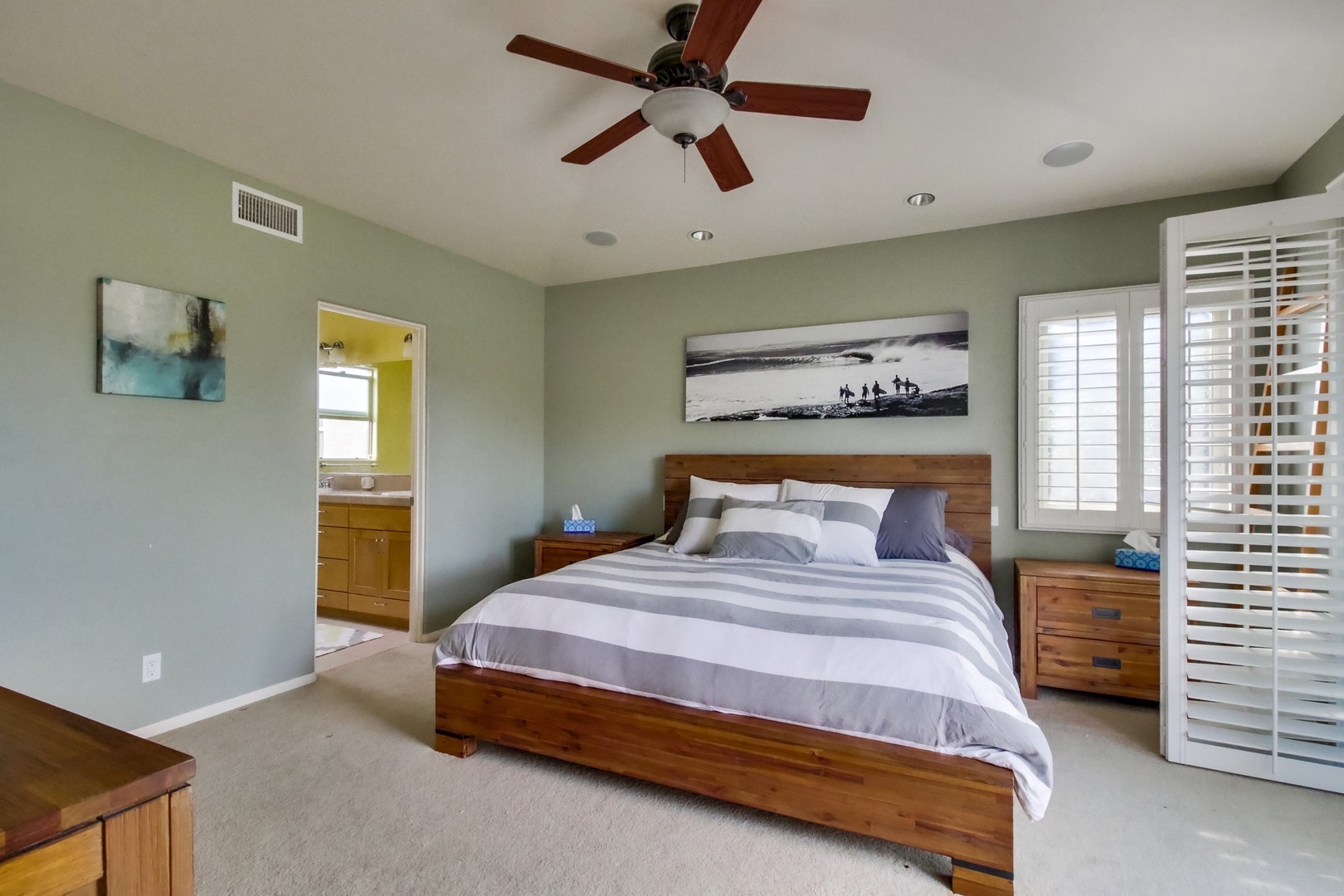 Primary suite with king bed & ceiling fan