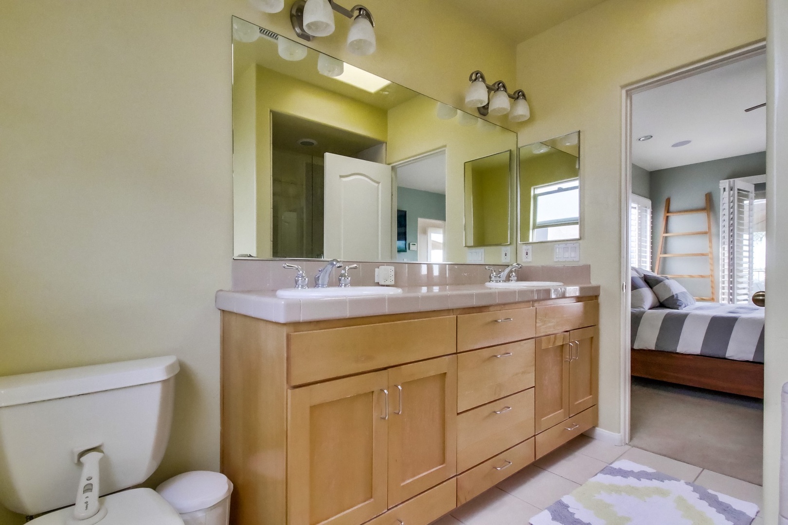 Primary en suite bath with dual-sink vanity
