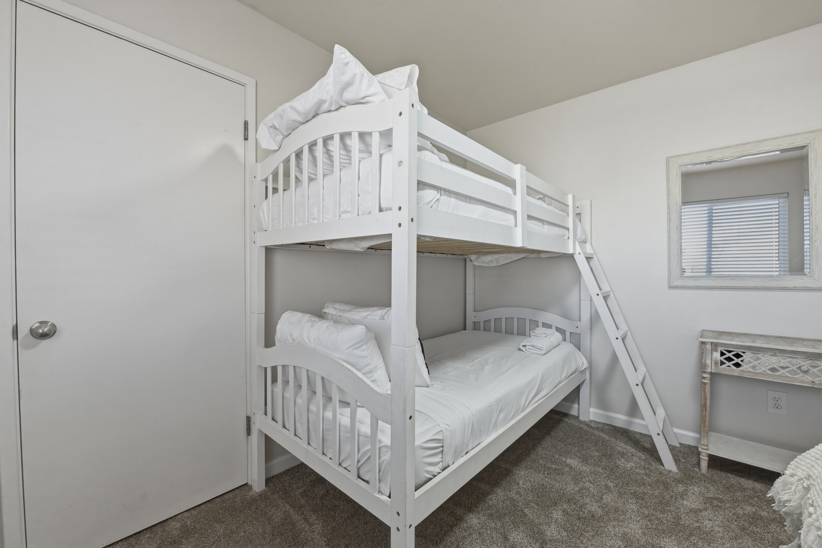 Bedroom 2 - Washer and dryer attached