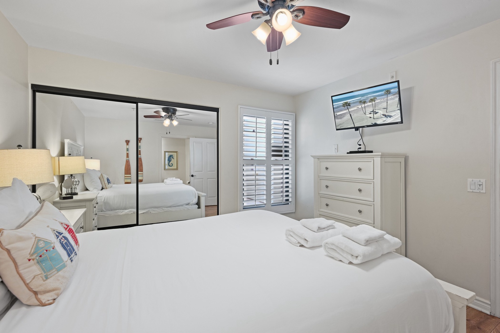 Bedroom 3 with queen bed