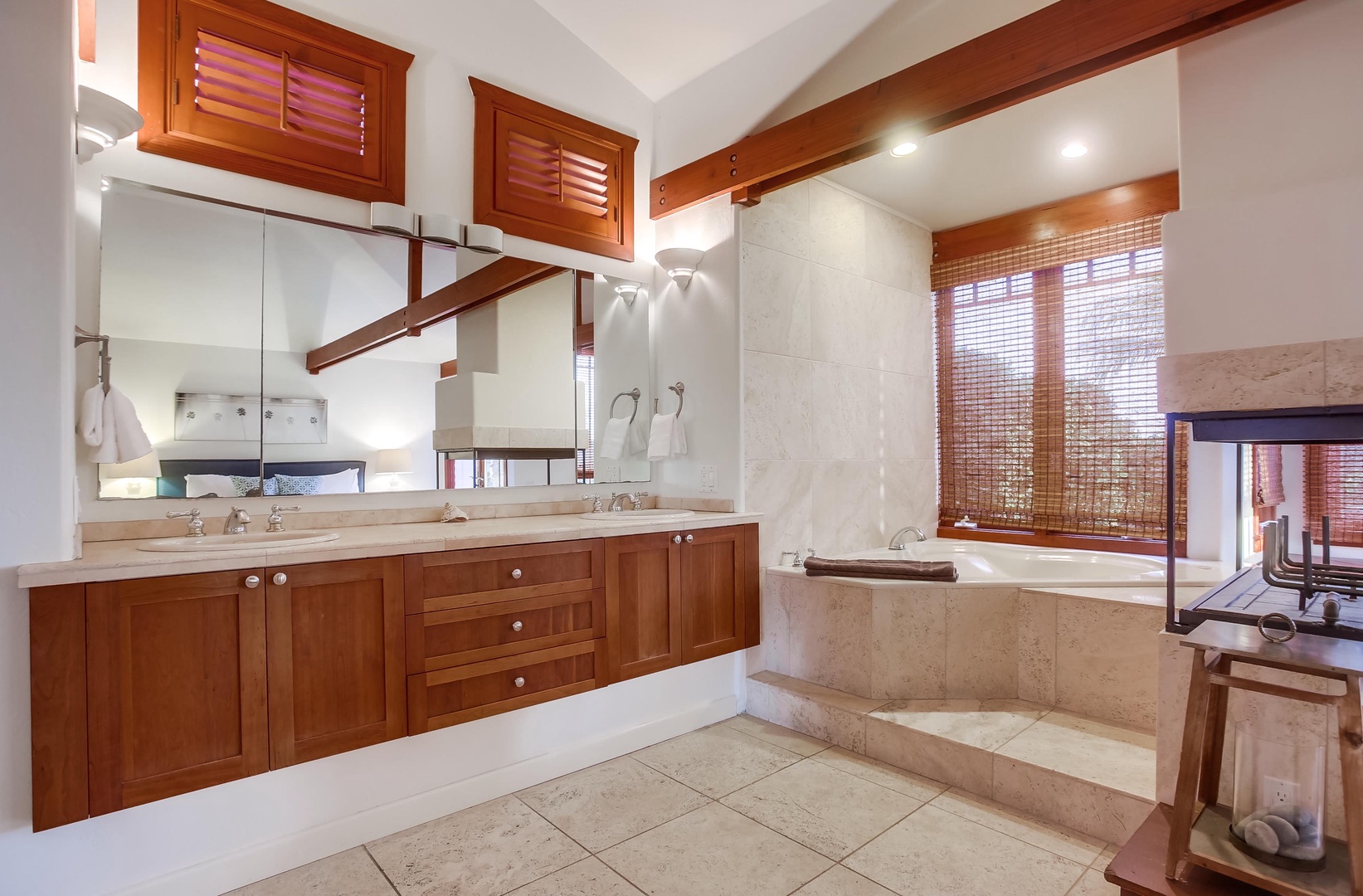 En-suite bath with soaking tub