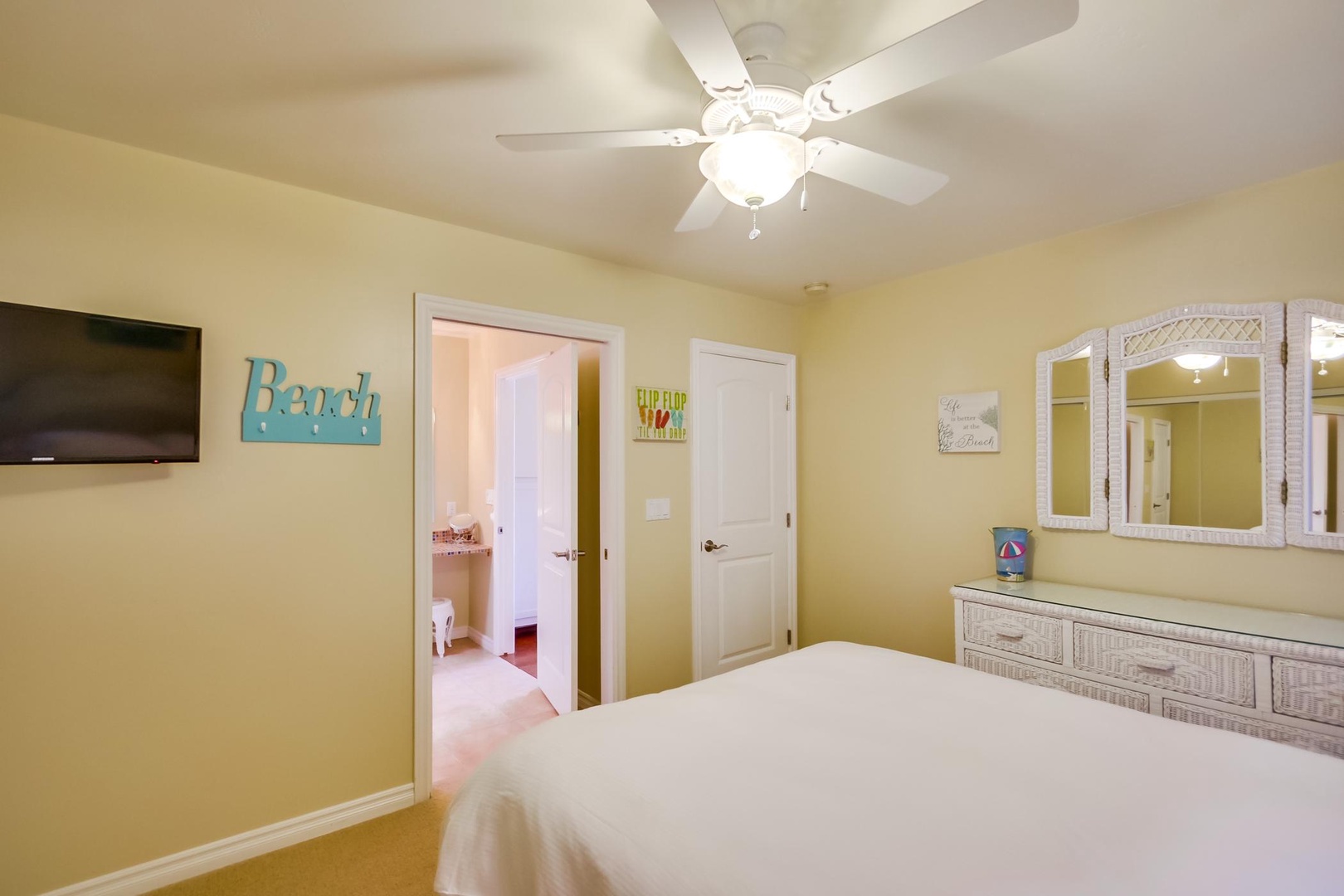 Bedroom 2 with flat-screen HDTV