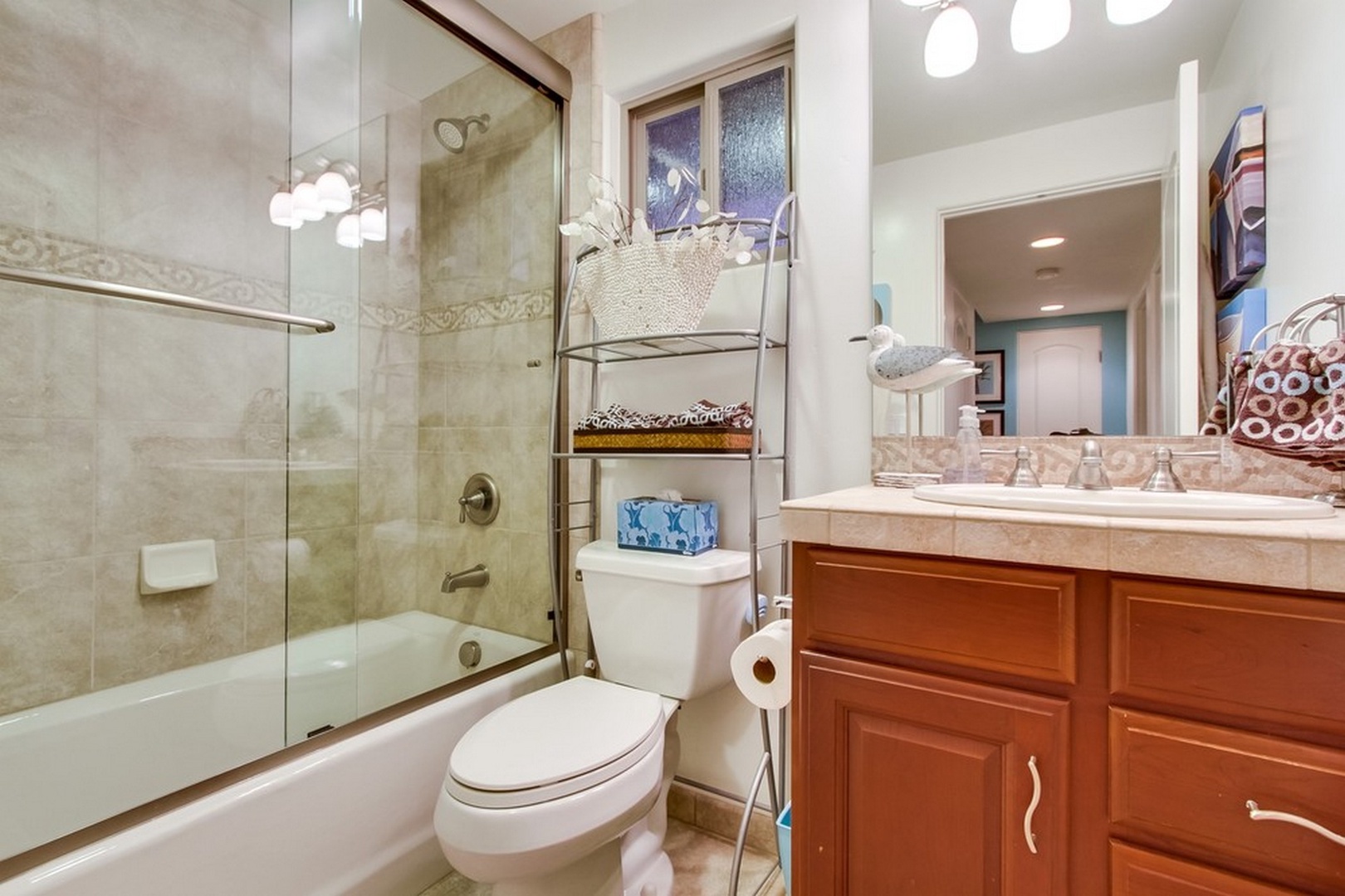 Hall bath with tub/shower combo